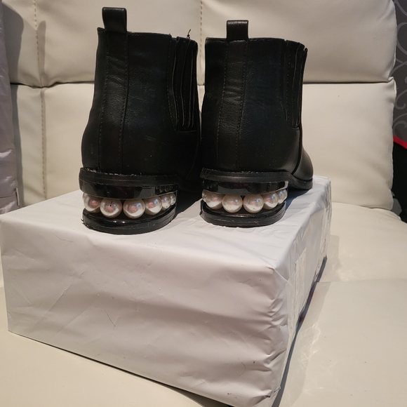 Catherine Malandrino booties. Black faux leather with pearls. SZ 8 - Picture 2 of 3